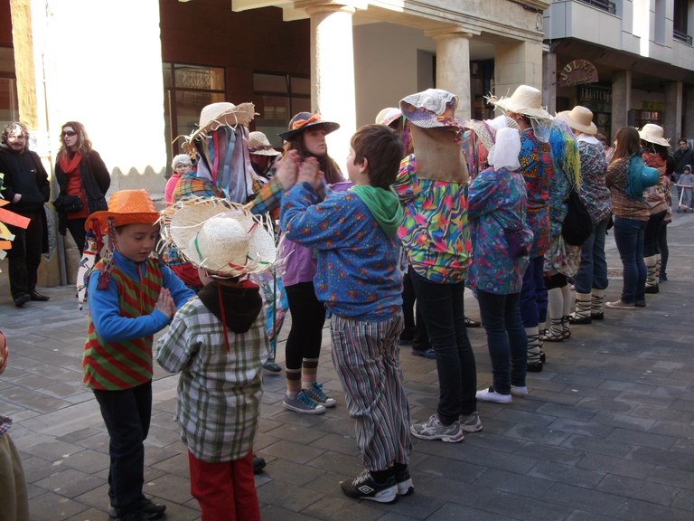 Beasaingo ihauterietako dantza-desfilerako entseguak Ostadar Dantza Taldearen eskutik
