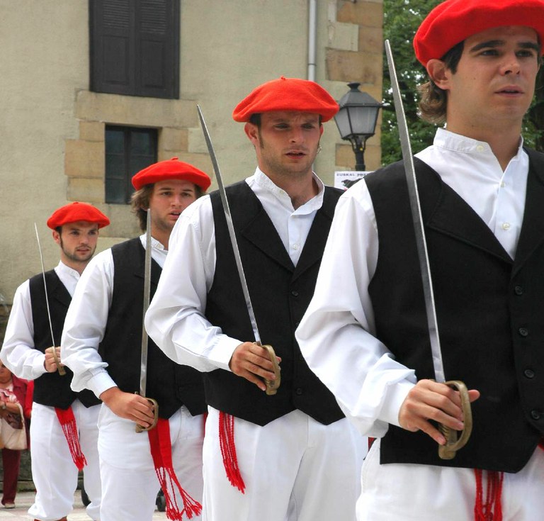 Berrizko dantzei buruzko DVDa egin du Bizkai elkarteak