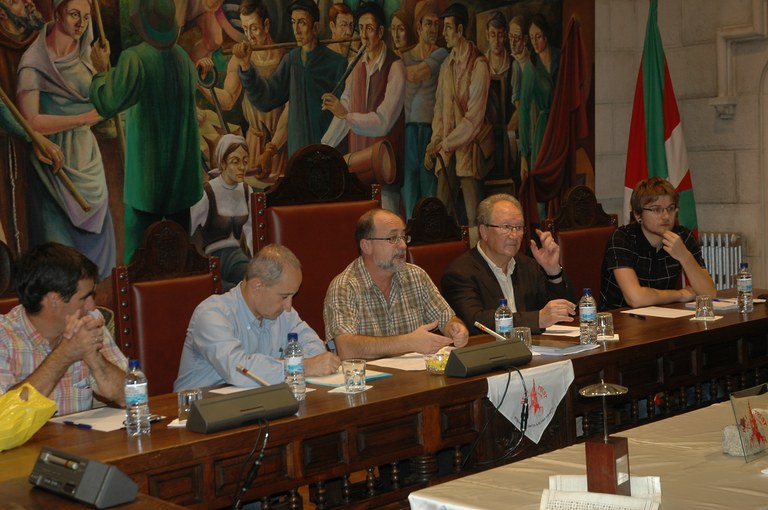 Mini bat jokoan eta Bizkaiko eta Gipuzkoako dantzariak leihan