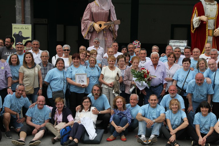 Mende erdiko ibilbidea ospatzen ari da Beti Jai Alai dantza taldea Mende erdiko ibilbidea ospatzen ari da Beti Jai Alai dantza taldea