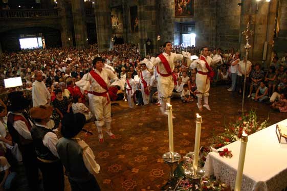 Bilboko Udal txistularien banda eta Beti Jai Alai dantza taldea Euskaldunan