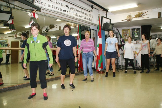 Bizkai elkarteak antolatutako euskal dantza tradizionaleko ikastaroko izen-ematea zabaldu da