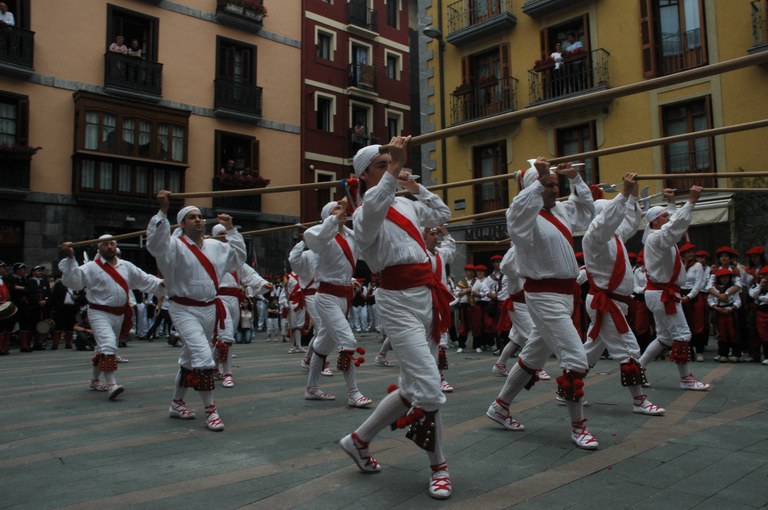Bordon-dantzari buruzko dokumentala grabatu du Udaberrik