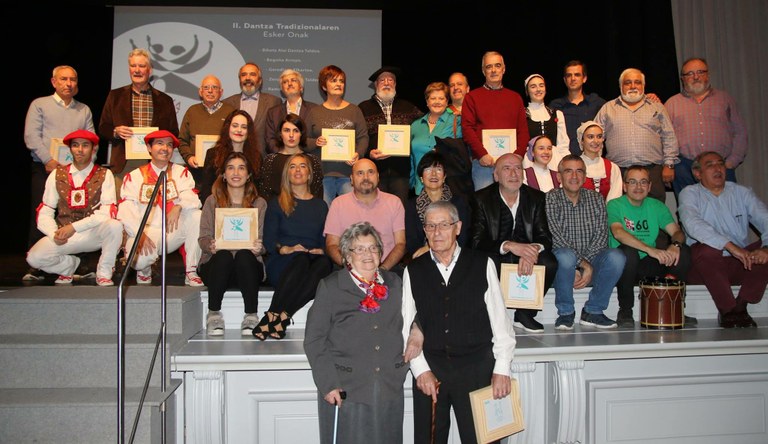 Dantza tradizionalaren bultzatzaile anonimoei esker ona