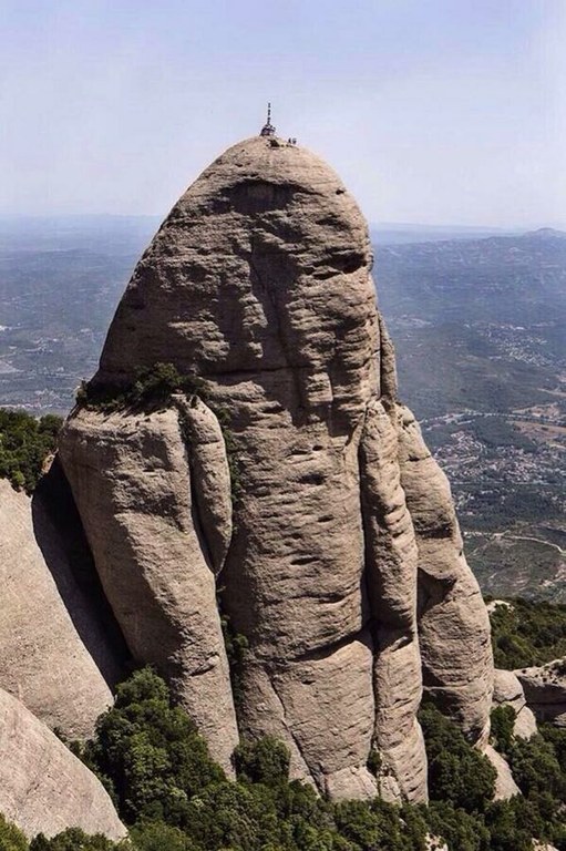 Castell edo giza-dorrea Montserraten gailurrean