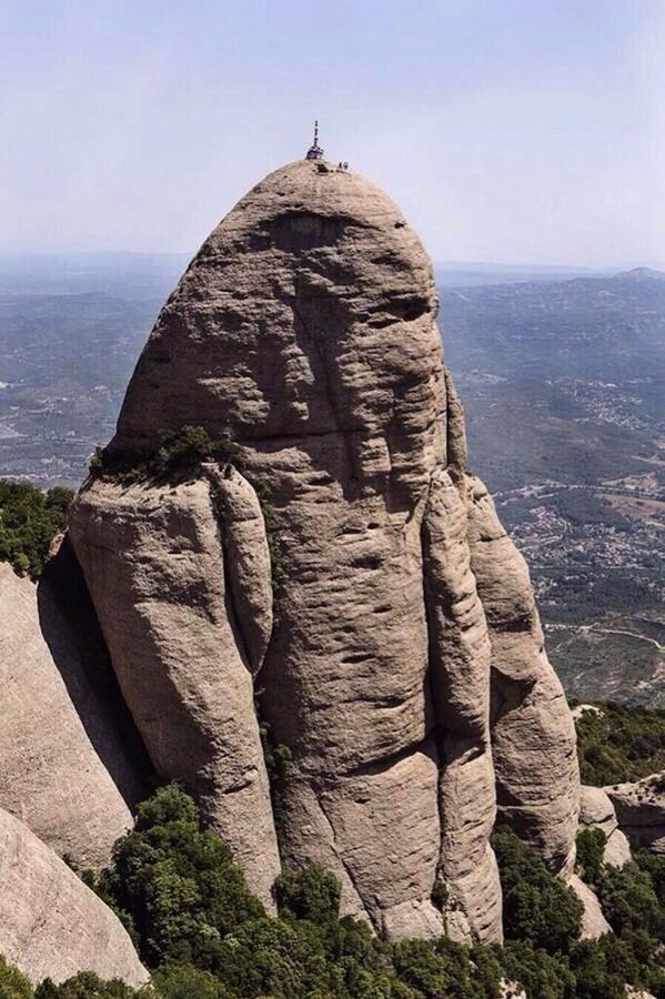 Castell edo giza-dorrea Montserraten gailurrean