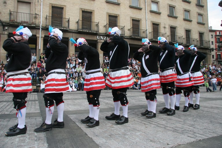 4.800 Euroko zerga jarri diete Coconuts dantzariei ohiko kalejira egiteko