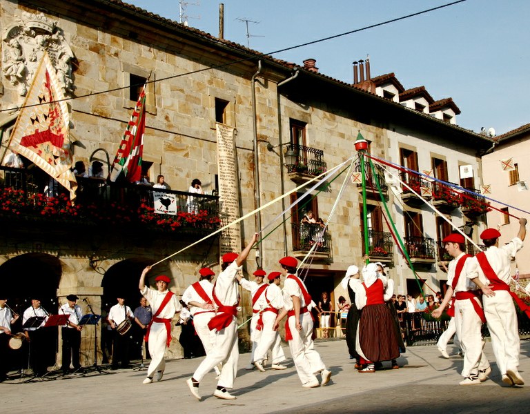 Dantza berria estreinatuko dute Antzuolan, Mairuaren Alardean Dantza berria estreinatuko dute Antzuolan, Mairuaren Alardean