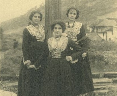 Dantza Cuadernos de Etnologia y Etnografia de Navarra aldizkarian Dantza Cuadernos de Etnologia y Etnografia de Navarra aldizkarian