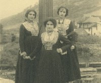 Dantza Cuadernos de Etnologia y Etnografia de Navarra aldizkarian Dantza Cuadernos de Etnologia y Etnografia de Navarra aldizkarian