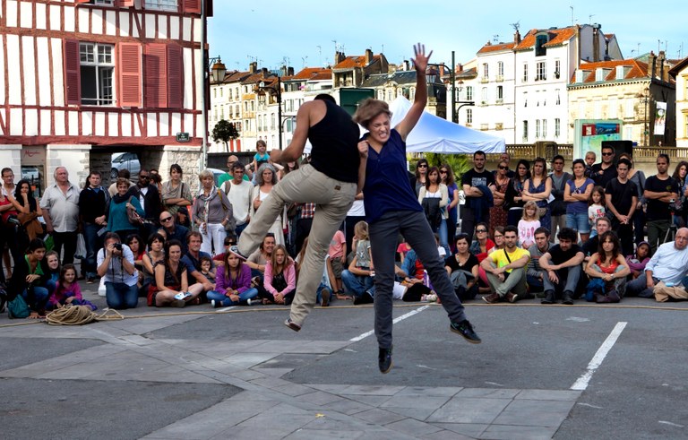 Dantza Hirian, 9 urte dantza garaikidea kalera eramaten