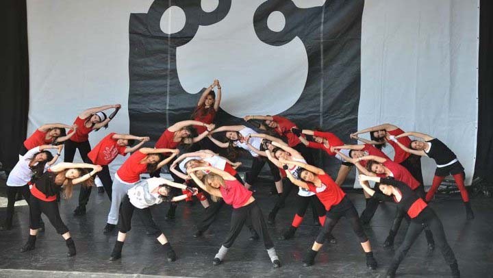 Dantza kalean Okendo plazan