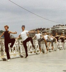 Dantza kalean Donostiako Okendo plazan