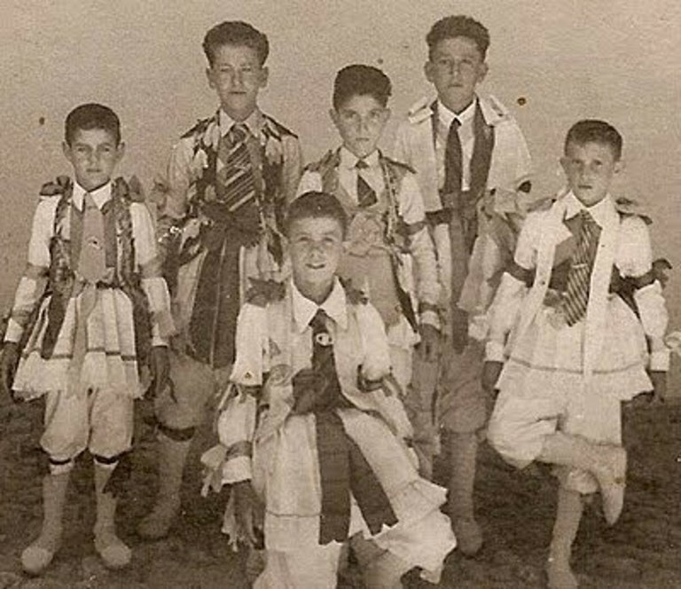 Dantza, paloteoa eta Mairuaren sarrera Ampudian