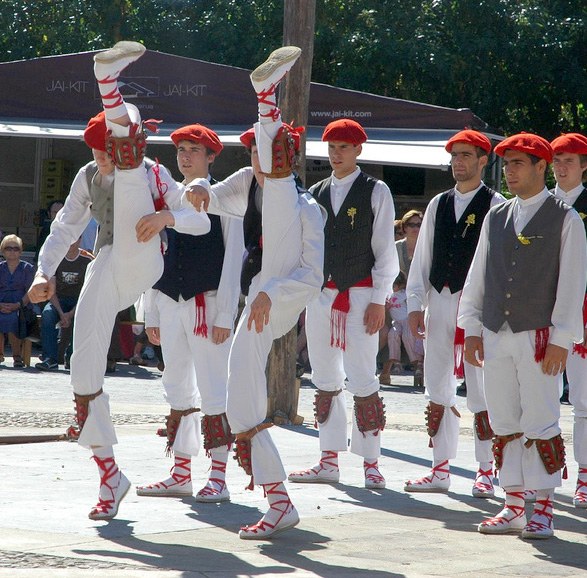 Dantza tradizionalak San Migeletan Dantza tradizionalak San Migeletan