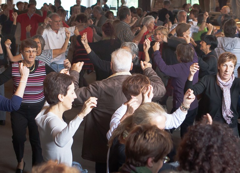Dantzan enparantzan, dantzak plazan irekian dantzatzeko gonbitea