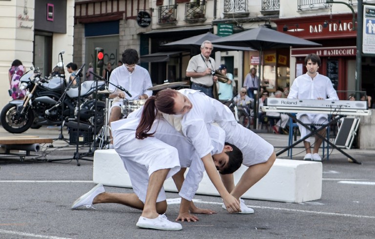 Aurtengo Dantza Hirian jaialdian zortzi euskal konpainia izango dira