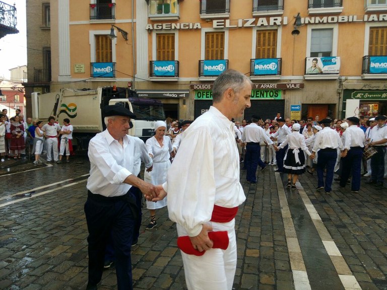 Dantzarien Bidea egin dute berriz: Zaldibiatik Iruñera oinez joan eta bertan dantzatu