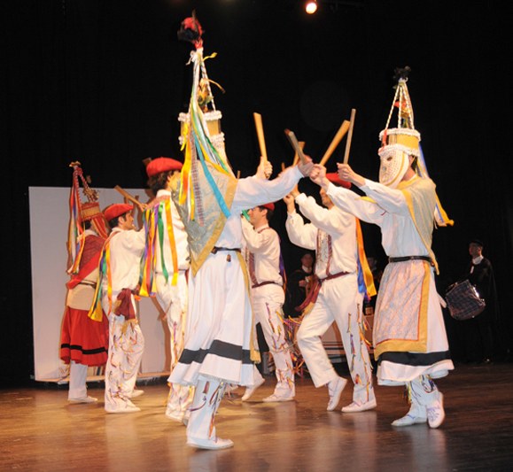 Donibane Garazin bestak dantzan hasiko dira Bodarinekin