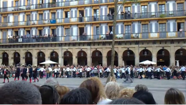 Donostiako alkate berria eta zinegotziak gizon-dantzan Donostiako alkate berria eta zinegotziak gizon-dantzan