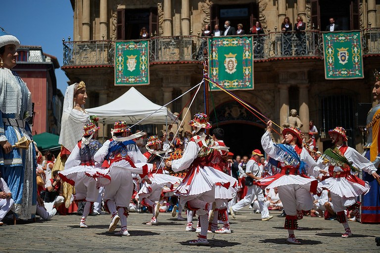 Duguna dantza taldea sanferminetako txupinazoa botatzeko hautagaietako bat