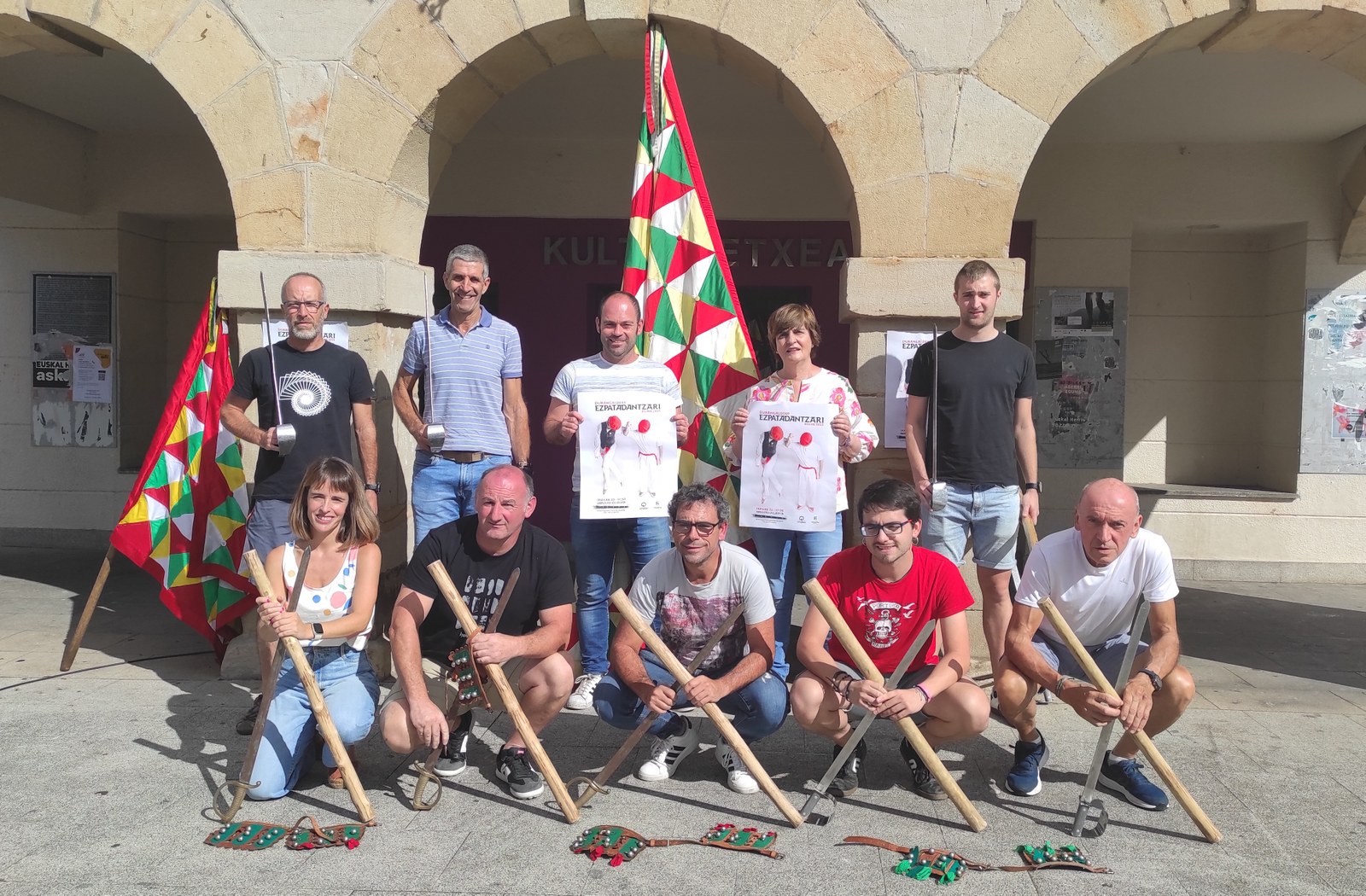 6 herri eta 10 dantza talde Durangaldeko ezpata-dantzari Egunean