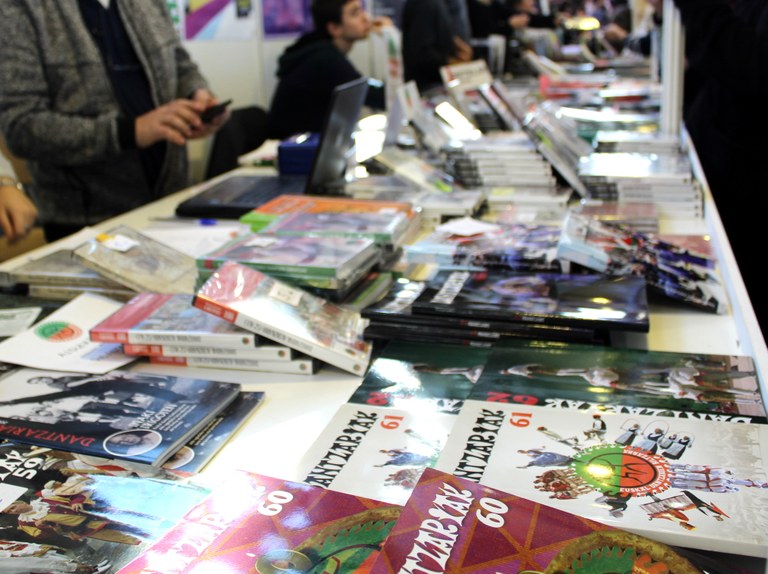 Dantzazaleentzako hamaika produktu Durangoko Azoka online dendan