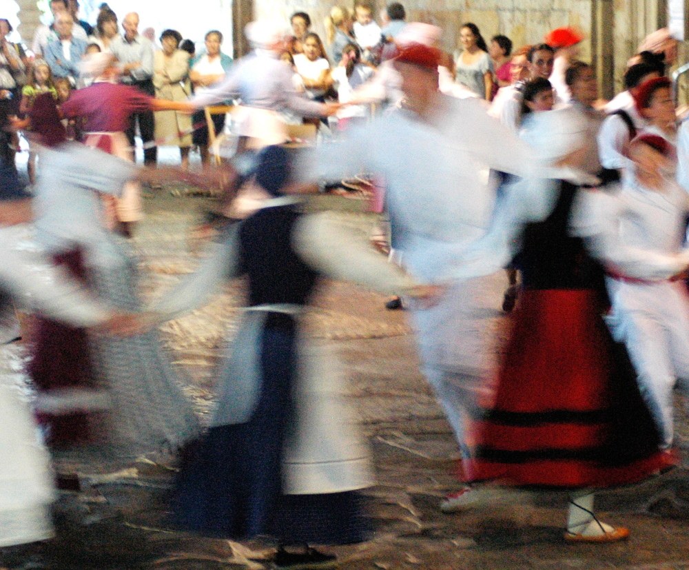 Folklore ikerketa beka eta bideo lehiaketa deialdiak egin ditu EDBk