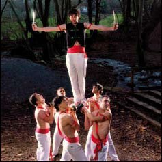 Egutegia osatu eta salgai jarri dute Agoizko dantzariek