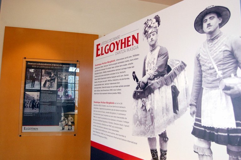 Zuberoako Elgoihen dantza-maisuari buruzko erakusketa Maulen Zuberoako Elgoihen dantza-maisuari buruzko erakusketa Maulen