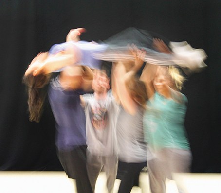 Elirale konpainia ikastetxeetan ari da prestatzen Artha ikuskizuna