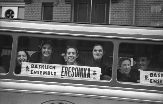 Jesus Eloseguiren bildumaren dantza argazkiak laster sarean