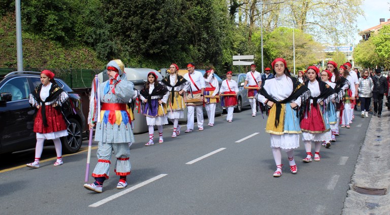 Dantzan elkartu dira ardoa eta sagardoa