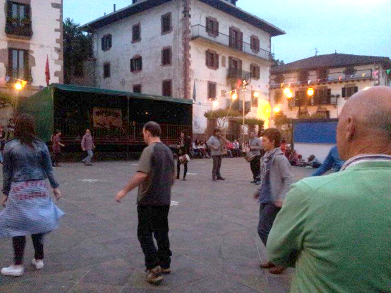 Emakumeek eta gizonezkoek mutil-dantzak elkarrekin dantzatu dituzte Iruritan