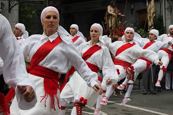 Emakumeak Tolosako bordon-dantzarien artean lehen aldiz