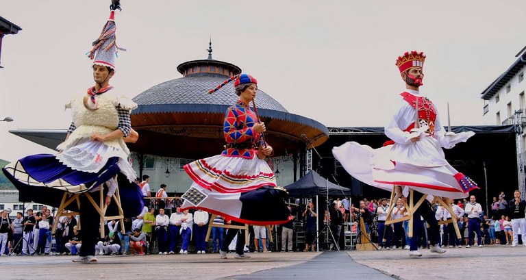 Erraldoi dantzariak eta dantzari erraldoiak