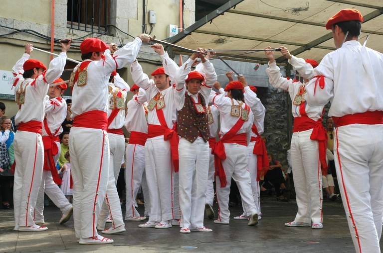 Erroak, Lea-Artibaiko dantza tradizionalak protagonista dituen ikuskizuna Lekeition