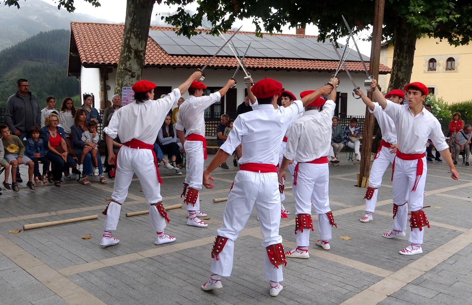 Euskal dantzaren eta musikaren alorreko eragileak omenduko dituzte Esker Onak ekitaldian