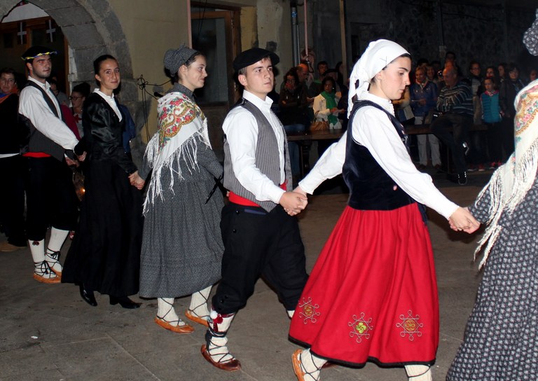 Bizkaiko dantza taldeen oholtza bihurtu da Bilboko Euskal Museoa