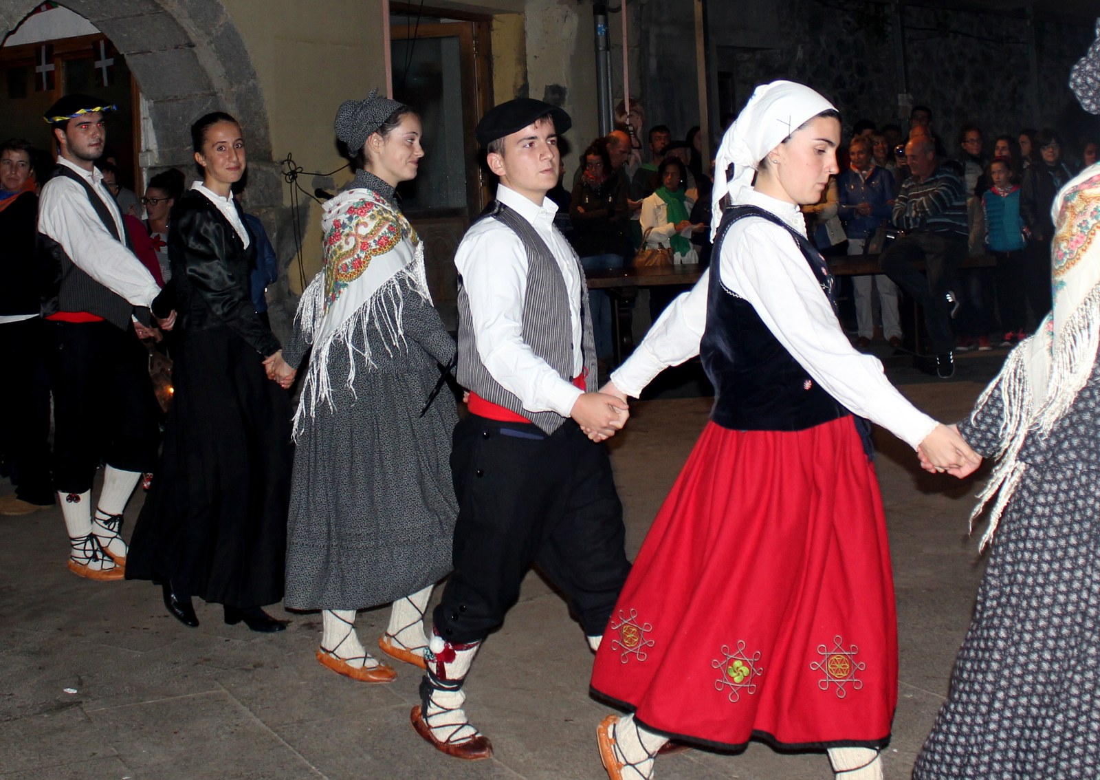 Bizkaiko dantza taldeen oholtza bihurtu da Bilboko Euskal Museoa