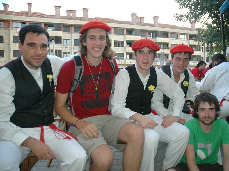 Euskal ezpata-dantzak rapper dantzari amerikar baten begietan Euskal ezpata-dantzak rapper dantzari amerikar baten begietan