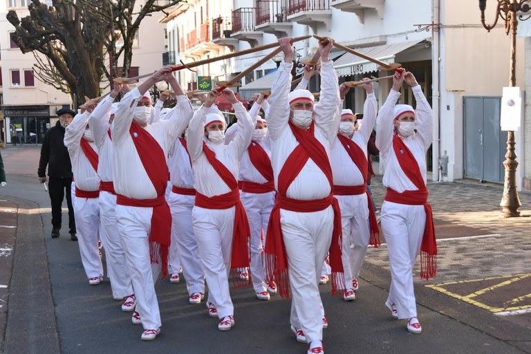 Ezpata-dantza plazaratu du Mutxiko elkarteak Hendaiako 2022ko Bixintxoetan