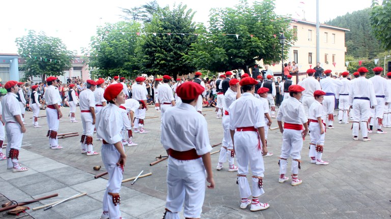Ezpata-dantzarien bilgunea izango da igandean Iurreta