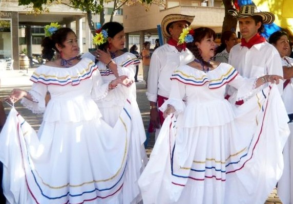 Asocolon kolonbiar elkarteko kideak Folk lore 15 jaialdian Asocolon kolonbiar elkarteko kideak Folk lore 15 jaialdian