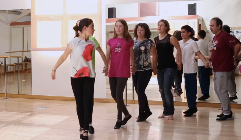 Gasteizko Folklore Akademiako euskal dantzen irakasleen zerrendetako deialdia