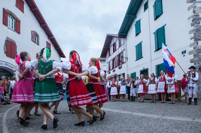 Munduko haurrak dantzan Gau Argi festibalean