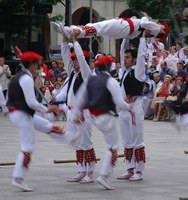 Bilbo Dantzan, Gaztediren 55. urteurrena eta Nazioarteko Folklore Jaialdiarekin Arriaga Plazan Bilbo Dantzan, Gaztediren 55. urteurrena eta Nazioarteko Folklore Jaialdiarekin Arriaga Plazan
