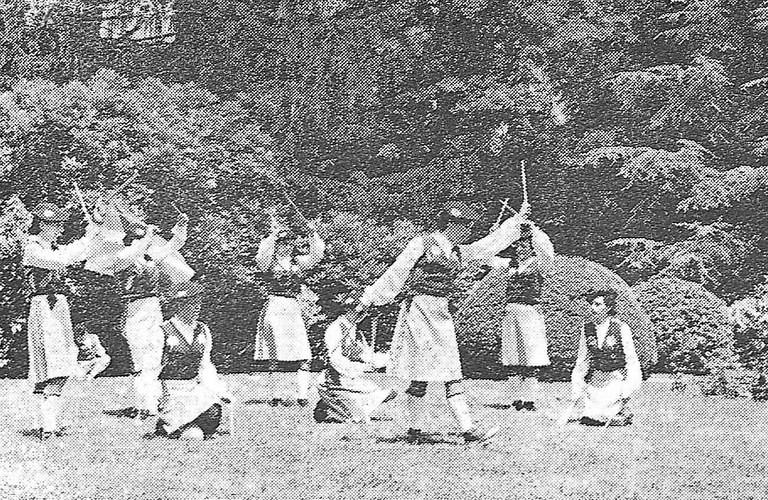 "Gu ez gara talde folkloriko bat. Guk ez dugu lehengo euskal dantzarik dantzatzen"