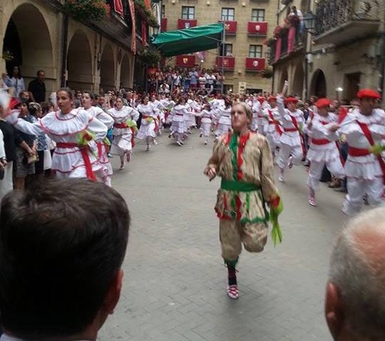 Guardiako dantzariek kale egin diote alkateari protesta moduan