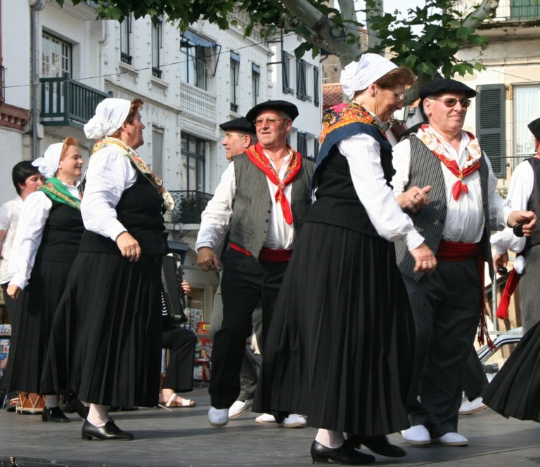 Gure Dantzak, dantzari beteranoen jaialdia igandean Tuteran
